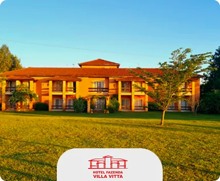 Hotel Fazenda Villa Vitta被草坪环绕的灯光外立面